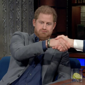 "Un des incidents les plus honteux de la vie de Harry", a déclaré une source au Sun, avant de juger "ironique" le fait que ce soit Netflix qui évoque cet incident.
Le prince Harry donne une interview sur le plateau de Stephen Colbert à propos de la vie après la mort 