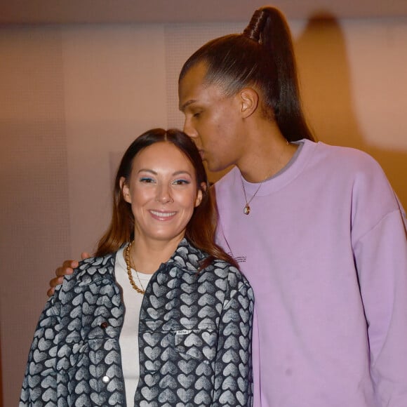 Stromae est un homme heureux.
Exclusif - Stromae avec sa femme Coralie Barbier en backstage de la 38ème cérémonie des Victoires de la musique à la Seine musicale de Boulogne-Billancourt. © Moreau-Veren/Bestimage