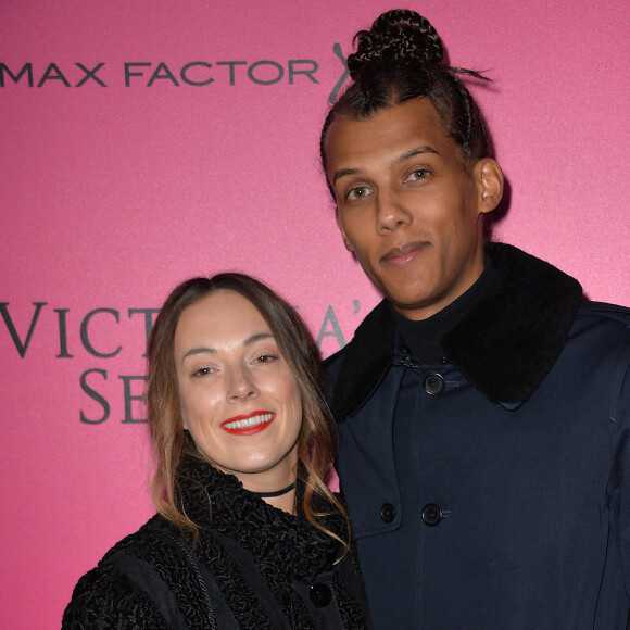 Le chanteur Stromae (nouvelle coupe de cheveux) et sa femme Coralie Barbier lors du photocall du Victoria's Secret Fashion 2016 au Grand Palais à Paris, France, le 30novembre 2016. © BOV/Bestimage