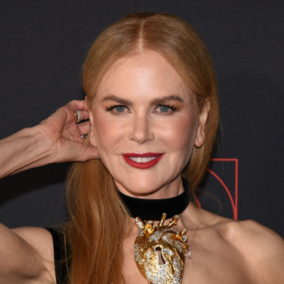 Preuve s'il n'en fallait que le temps n'a pas d'emprise sur elle !
Nicole Kidman au photocall de la soirée des "75ème Directors Guild Of America Awards" à Los Angeles, le 18 février 2023.