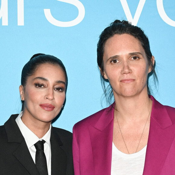 Leïla Bekhti et Jeanne Herry (réalisatrice) lors de l'avant-première du film Je verrai toujours vos visages au cinéma UGC Normandie à Paris le 14 mars 2023. © Coadic Guirec / Bestimage