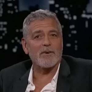 Il s'investit dans les projets de la commune, Brignolles.
George Clooney a dévoilé qu'il était atteint d'une semi-paralysie faciale, aussi appelée "paralysie de Bell" à son adolescence. © JLPPA/Bestimage