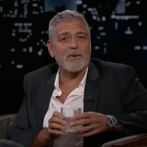 Il s'investit dans les projets de la commune, Brignolles.
George Clooney a dévoilé qu'il était atteint d'une semi-paralysie faciale, aussi appelée "paralysie de Bell" à son adolescence. © JLPPA/Bestimage