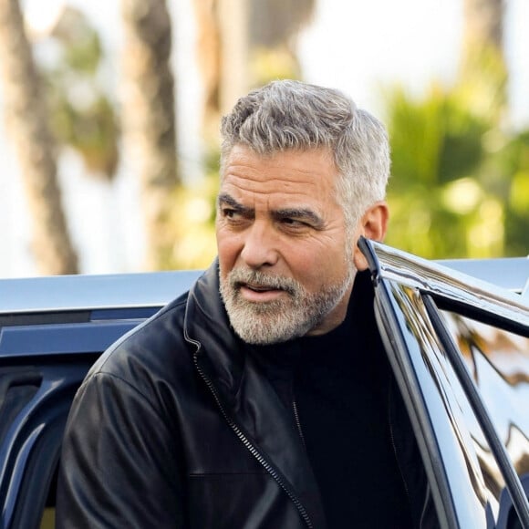 Il a proposé d'aider financièrement la création d'une ferme pour les cantines scolaires de la ville.
Exclusif - George Clooney et Brad Pitt arrivent sur le tournage de "Wolves" à Los Angeles, le 16 mars 2023. George Clooney a plaisanté avec le livreur de boissons en lui donnant une tape amicale tandis que Brad Pitt a été accueilli avec une tasse de thé.