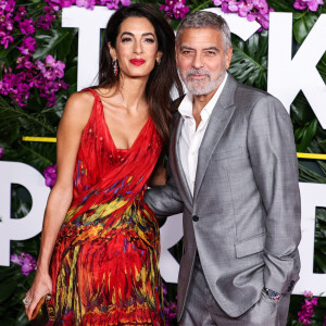 Mais les agriculteurs locaux ne sont pas ravis.
Amal Alamuddin Clooney, George Clooney - Première du film "Ticket to Paradise" à Los Angeles, le 17 octobre 2022.