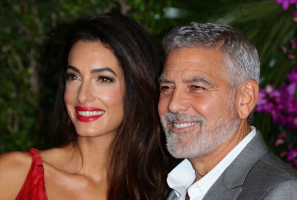 "Les jeunes agriculteurs ont énormément de mal à trouver du foncier pour s'installer. lui, il a des centaines d'hectares, dont, à part un peu de rosé, il ne fait rien", affirme ainsi un responsable de l'association pour le maintien d'une agriculture paysanne.
George Clooney, Amal Clooney à la première du film "Ticket To Paradise" à Los Angeles, le 17 octobre 2022.