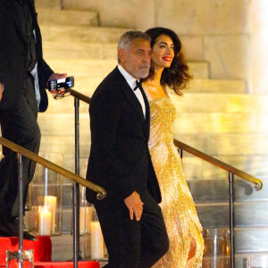 George Clooney et sa femme Amal à la sortie de la soirée "The Clooney Foundation For Justice" à New York, le 29 septembre 2022.