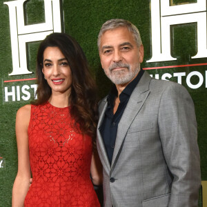 Amal Clooney et son mari George Clooney au photocall de la soirée "HISTORYTalks 2022: Your Place in History" dans le DAR Constitution Hall de la Maison Blanche à Washington DC, le 24 septembre 2022.