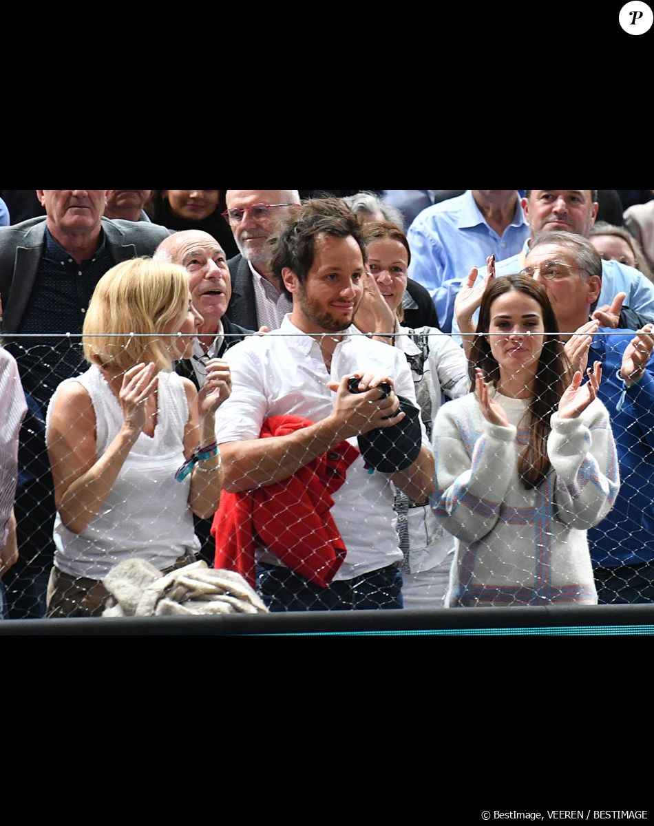 Le chanteur et sa femme sont également devenus parents d'un petit Edgar.
Michèle Laroque, Vianney et sa femme Catherine Robert - People en tribune lors du tournoi de tennis "Rolex Paris Masters 2022" à Bercy AccorHotels Arena à Paris le 2 novembre 2022. © Veeren/Bestimage