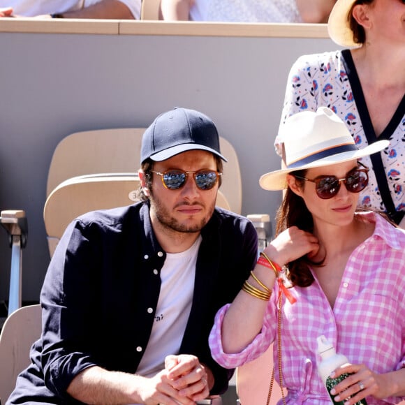 Le chanteur Vianney et sa compagne Catherine Robert - Les célébrités dans les tribunes lors des internationaux de France de Tennis de Roland Garros 2022 à Paris, France, le 2 juin 2022. © Dominique Jacovides/Bestimage 