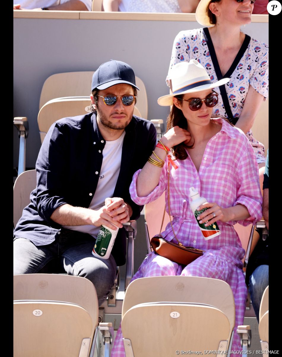 Le chanteur Vianney et sa compagne Catherine Robert - Les célébrités dans les tribunes lors des internationaux de France de Tennis de Roland Garros 2022 à Paris, France, le 2 juin 2022. © Dominique Jacovides/Bestimage
