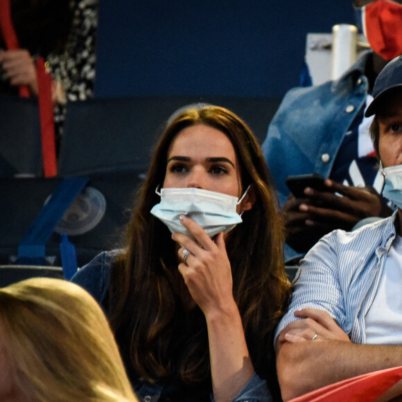 Vianney et sa compagne Catherine Robert - People et supporters au Parc des Princes pour assister à la finale de la ligue des Champions UEFA 2020 sur écran géant à Paris, le 23 août 2020. Le Bayern de Munich remporte la finale de la ligue des Champions UEFA 2020 à Lisbonne en gagnant 1-0 face au PSG (Paris Saint-Germain). © Federico Pestellini / Panoramic / Bestimage 