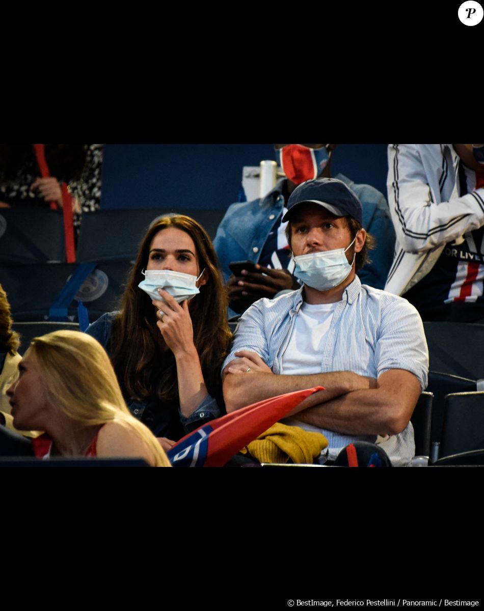 Vianney et sa compagne Catherine Robert - People et supporters au Parc des Princes pour assister à la finale de la ligue des Champions UEFA 2020 sur écran géant à Paris, le 23 août 2020. Le Bayern de Munich remporte la finale de la ligue des Champions UEFA 2020 à Lisbonne en gagnant 1-0 face au PSG (Paris Saint-Germain). © Federico Pestellini / Panoramic / Bestimage