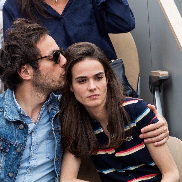 Aujourd'hui, la famille est très soudée. 
Vianney Bureau (Vianney) et sa compagne Catherine Robert - People dans les tribunes lors de la finale messieurs des internationaux de France de tennis de Roland Garros 2019 à Paris le 9 juin 2019. © Jacovides-Moreau/Bestimage 