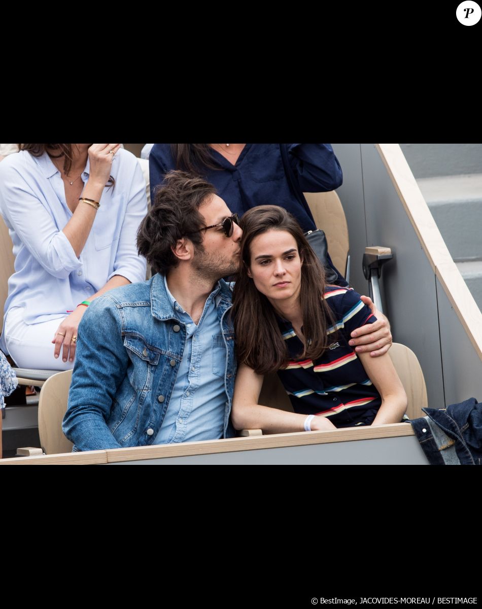 Aujourd'hui, la famille est très soudée.
Vianney Bureau (Vianney) et sa compagne Catherine Robert - People dans les tribunes lors de la finale messieurs des internationaux de France de tennis de Roland Garros 2019 à Paris le 9 juin 2019. © Jacovides-Moreau/Bestimage