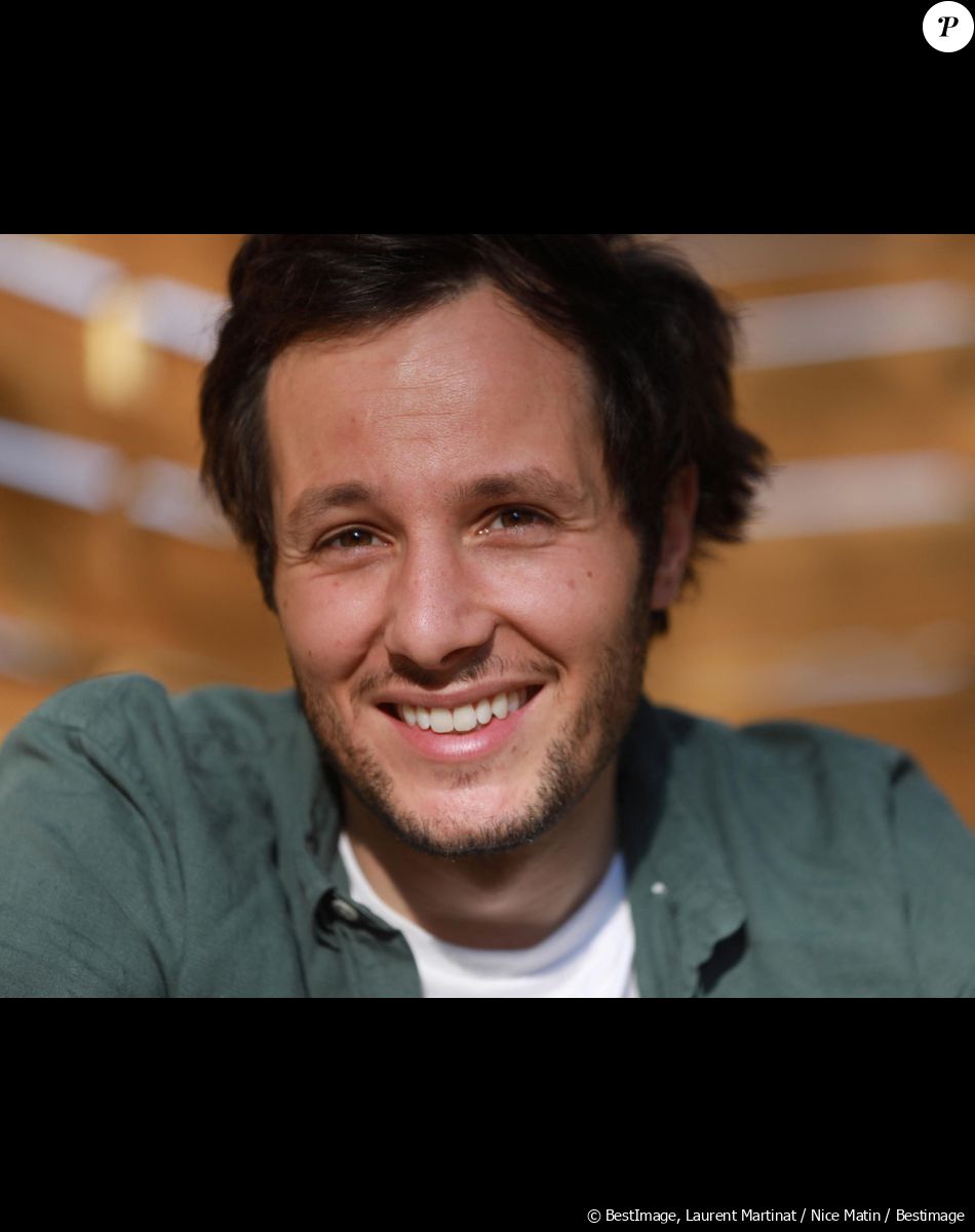 Vianney, coach de The Voice, n'a jamais oublié de privilégier sa famille.
Exclusif - Vianney interviewé par des jeunes lecteurs de "Var Matin" avant son concert au Festival du Château à Solliès-Pont. © Laurent Martinat / Nice Matin / Bestimage