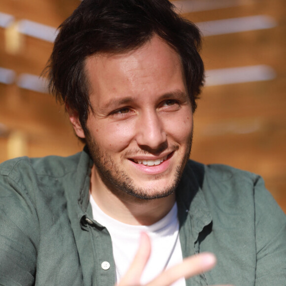 Exclusif - Vianney interviewé par des jeunes lecteurs de "Var Matin" avant son concert au Festival du Château à Solliès-Pont, le 19 juillet 2021. © Laurent Martinat / Nice Matin / Bestimage