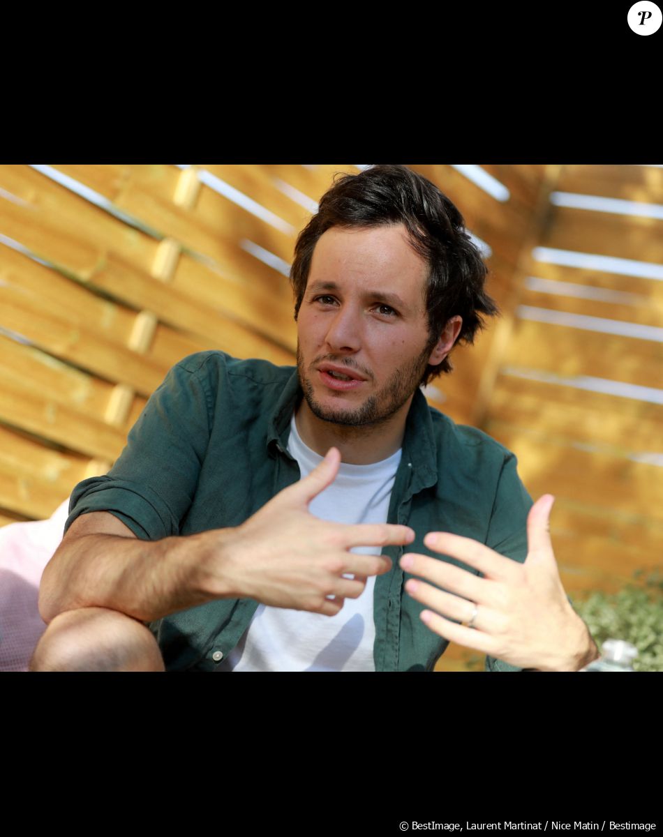 Exclusif - Vianney interviewé par des jeunes lecteurs de "Var Matin" avant son concert au Festival du Château à Solliès-Pont, le 19 juillet 2021. © Laurent Martinat / Nice Matin / Bestimage