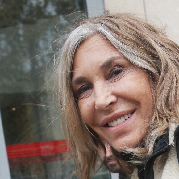 Pour elle, la Bretagne est devenu son havre de paix
Exclusif - Zazie à la sortie des studios de radio RTL à Paris. Le 1er décembre 2022 © Jonathan Rebboah / Panoramic / Bestimage 