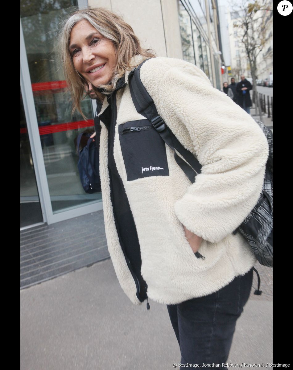 Pour elle, la Bretagne est devenu son havre de paix
Exclusif - Zazie à la sortie des studios de radio RTL à Paris. Le 1er décembre 2022 © Jonathan Rebboah / Panoramic / Bestimage