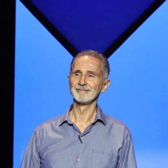 Exclusif - Thierry Lhermitte salue le public - Représentation de la pièce de théâtre "Fleurs de soleil" au théâtre Antoine à Paris, France, le 16 mars 2023. © Bertrand Rindoff/Bestimage 