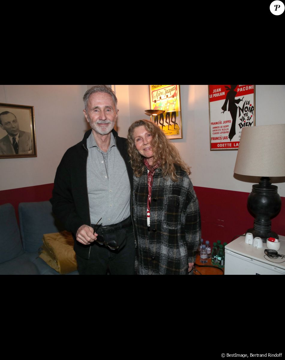 Exclusif - Thierry Lhermitte et sa femme Hélène - People à la représentation de la pièce de théâtre "Fleurs de soleil" au théâtre Antoine à Paris, France, le 16 mars 2023. © Bertrand Rindoff/Bestimage
