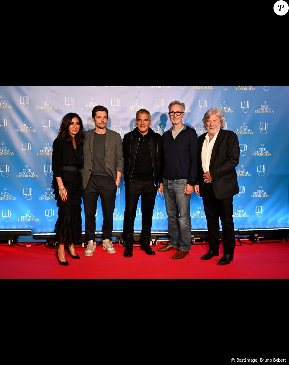 Nathalie Benoin, la co-fondatrice du Festival, Raphaël Personnaz, Steve Suissa, Thierry Lhermitte et Daniel Benoin, le co-fondateur du Festival, - Arrivées à la soirée de la 4ème édition du festival Cinéroman à Nice au cinéma Pathé Gare du Sud le 6 octobre 2022. © Bruno Bebert / Bestimage