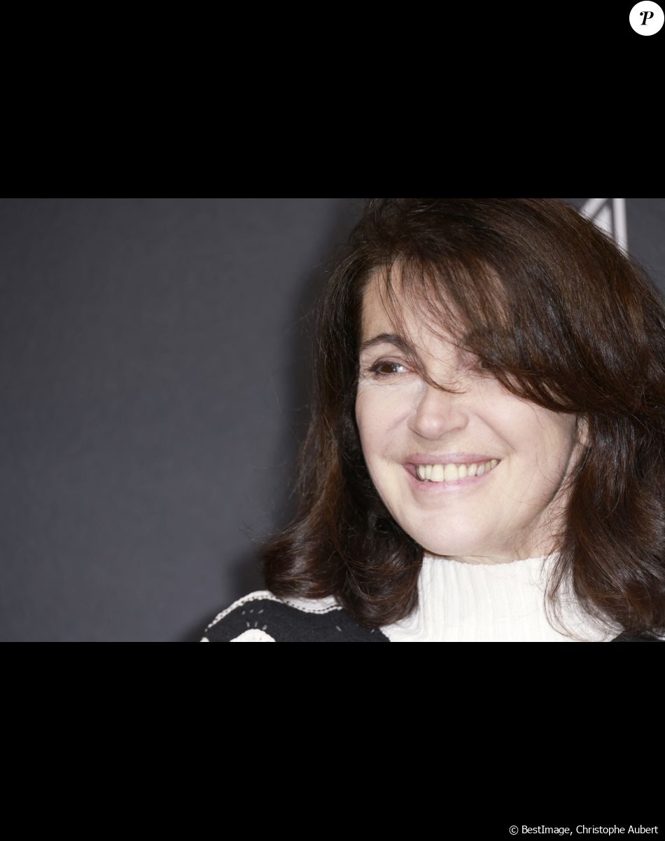 Zabou Breitman lors de la Soirée remise des trophées des Révélations Séries Mania à Paris au Musée des Arts Forains le 21 novembre 2022. © Christophe Aubert via Bestimage