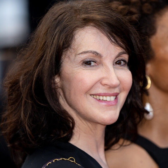 Zabou Breitman - Montée des marches du film " Mascarade " lors du 75ème Festival International du Film de Cannes. Le 27 mai 2022 © Cyril Moreau / Bestimage 