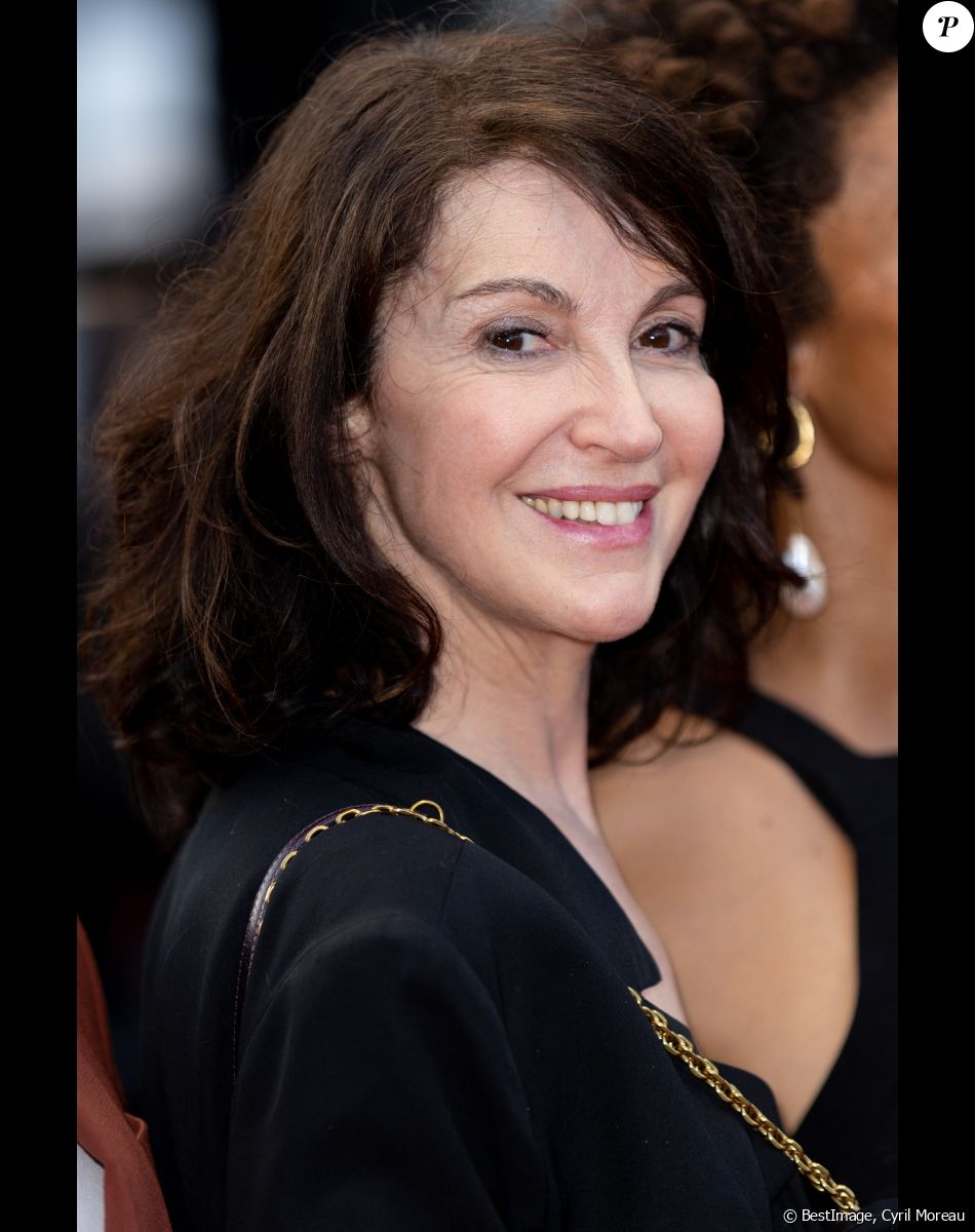 Zabou Breitman - Montée des marches du film " Mascarade " lors du 75ème Festival International du Film de Cannes. Le 27 mai 2022 © Cyril Moreau / Bestimage