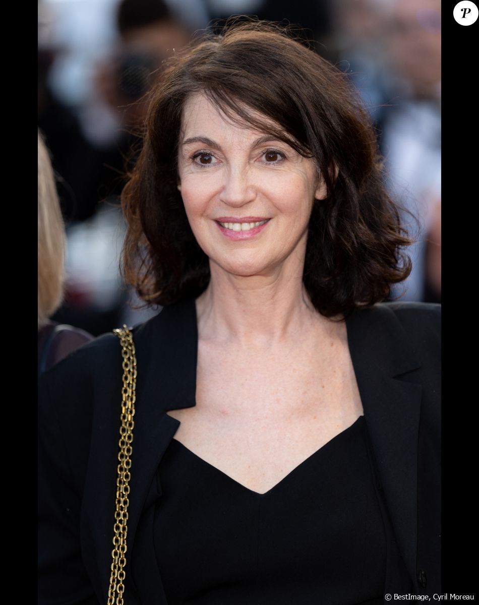 Zabou Breitman - Montée des marches du film " Mascarade " lors du 75ème Festival International du Film de Cannes. Le 27 mai 2022 © Cyril Moreau / Bestimage