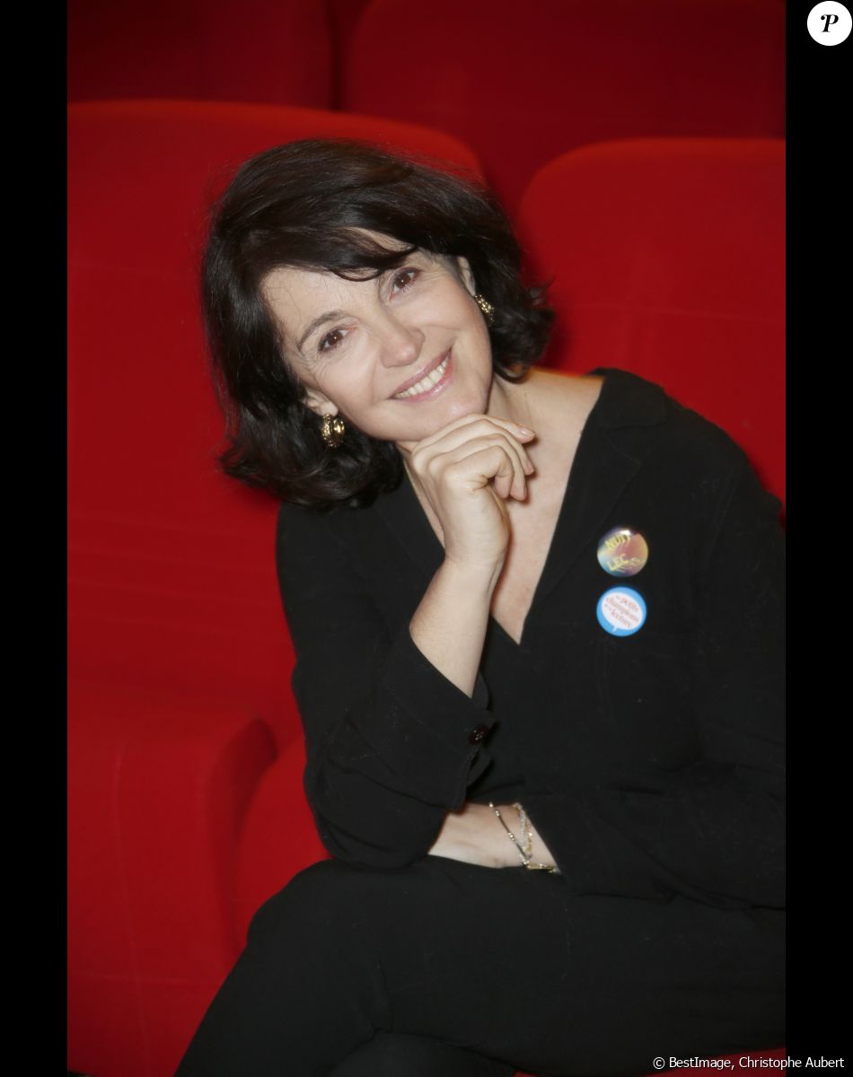 Zabou Breitman pose lors du 22ème Festival des créations Télévisuelles de Luchon le 5 Février 2020. © Christophe Aubert/Bestimage