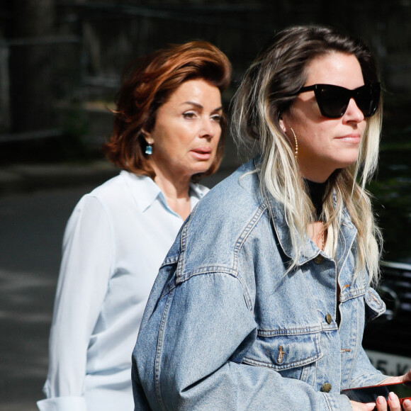 Semi-exclusif - Sophie Tapie et sa mère Dominique Tapie - Arrivées de l'enregistrement de l'émission "Vivement Dimanche Prochain" qui sera diffusée le 01 mai 2022 au studio Gabriel à Paris, France, le 20 avril 2022. © Christophe Clovis / Bestimage 