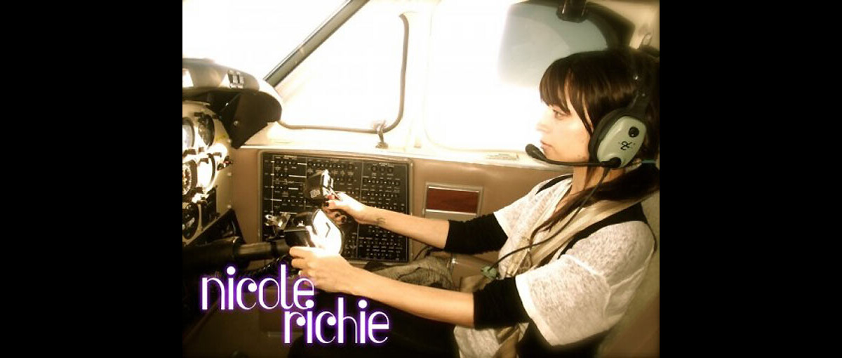Photo Nicole Richie en train de piloter un jet ! Purepeople(00)