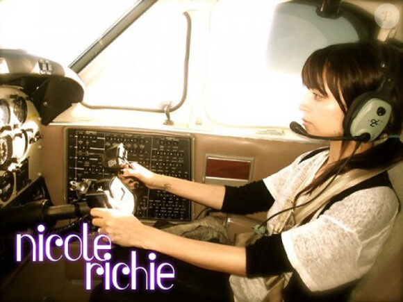 Nicole Richie en train de piloter un jet !