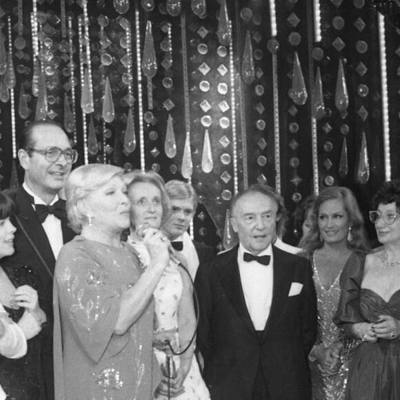 Archives - Michèle Torr, Chantal Goyal, Mireille Mathieu, Jacques Chirac et sa femme Bernadette, François Valéry, Line Renaud et Loulou Gasté, Dalida, Hervé Vilard, Michel Drucker - Soirée pour le 75ème anniversaire de Loulou Gasté au Paradis Latin, organisée par Line Renaud. Le 18 mars 1983 © Jean-Claude Woestelandt / Bestimage