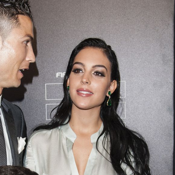 Cristiano Ronaldo (meilleur joueur), son fils Cristiano Jr et sa compagne Georgina Rodriguez enceinte - The Best FIFA Football Awards 2017 au London Palladium à Londres, le 23 octobre 2017. © Pierre Perusseau/Bestimage