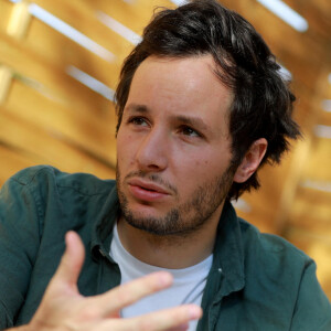 Exclusif - Vianney interviewé par des jeunes lecteurs de "Var Matin" avant son concert au Festival du Château à Solliès-Pont, le 19 juillet 2021. © Laurent Martinat / Nice Matin / Bestimage