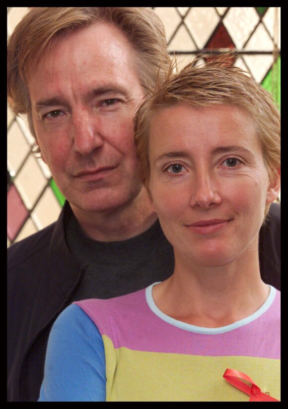 Archives - Alan Rickman et Emma Thomson lors d'une soirée de lutte contre le sida à Londres le 28 mai 2001.  File Picture - ACTRESS EMMA THOMSON & ALAN RICKMAN HELPING TO LAUNCH ACTION-AID WEEK. .28/5/2001 