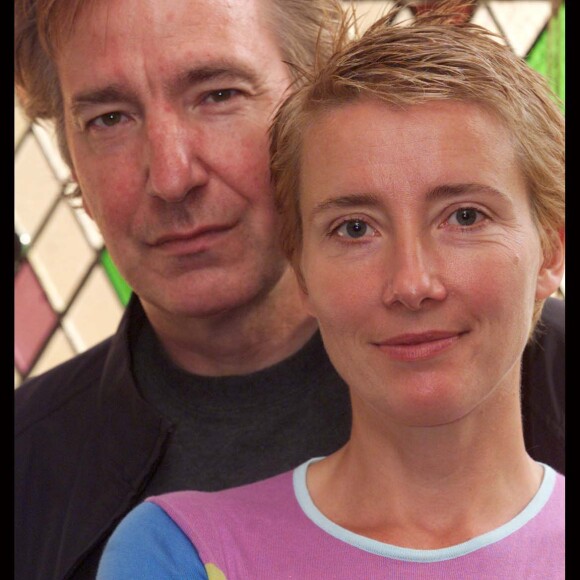 Archives - Alan Rickman et Emma Thomson lors d'une soirée de lutte contre le sida à Londres le 28 mai 2001.  File Picture - ACTRESS EMMA THOMSON & ALAN RICKMAN HELPING TO LAUNCH ACTION-AID WEEK. .28/5/2001 