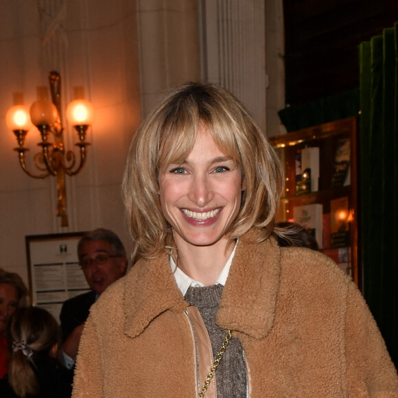 Elle portait une robe blanche simple.
Pauline Lefèvre - Cocktail pour la sortie du livre de Michel Denisot " On peut rire de tout, sauf en mangeant de la semoule" aux Deux Magots à Paris le 15 mars 2023. © Veeren/ Bestimage