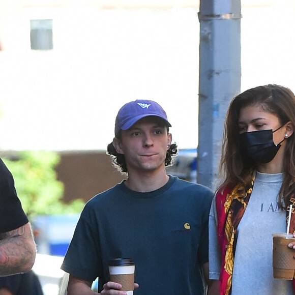 Tom Holland et sa compagne Zendaya se promènent en amoureux à New York le 2 septembre 2022. 