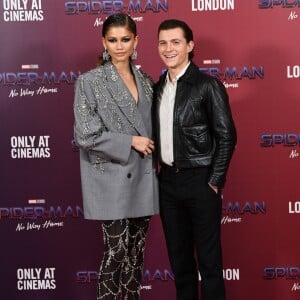 Tom Holland et sa compagne Zendaya à la première du film "Spider-Man: No Way Home" à Londres, le 5 décembre 2021. 