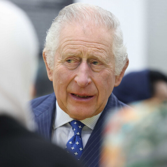 Le roi Charles III d'Angleterre, rend visite aux membres de la communauté soudanaise à Londres, le 15 mars 2023, à l'occasion du 20ème anniversaire du conflit au Darfour. 