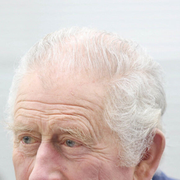 Le roi Charles III d'Angleterre, rend visite aux membres de la communauté soudanaise à Londres, le 15 mars 2023, à l'occasion du 20ème anniversaire du conflit au Darfour. 