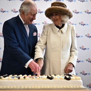 Le roi Charles III d'Angleterre et Camilla Parker Bowles, reine consort d'Angleterre, visitent la bibliothèque de Colchester pour rencontrer des bénévoles de l'association Age UK, le 7 mars 2023. 