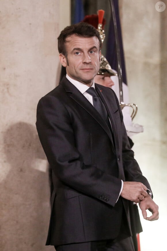Le président Emmanuel Macron attend l'arrivée du chancelier de l'Allemagne et du président de l'Ukraine au palais de l'Elysée à Paris le 8 février 2023. © Stéphane Lemouton / Bestimage 