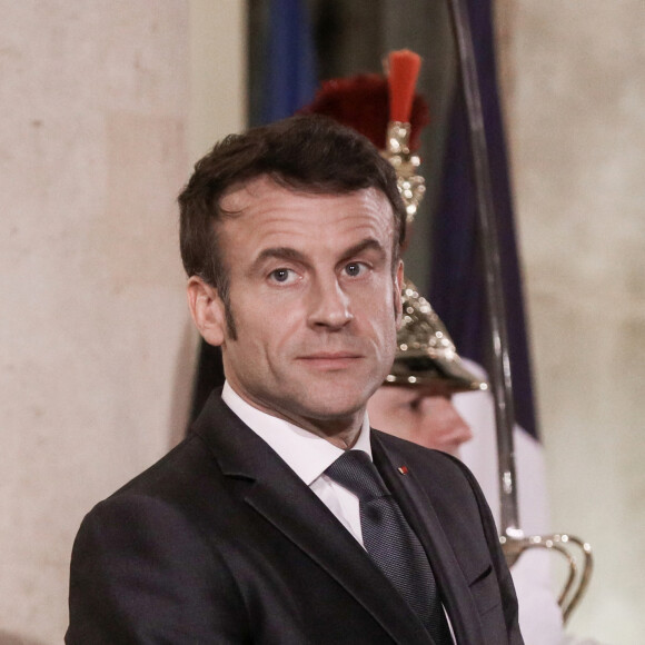 Le président Emmanuel Macron attend l'arrivée du chancelier de l'Allemagne et du président de l'Ukraine au palais de l'Elysée à Paris le 8 février 2023. © Stéphane Lemouton / Bestimage 