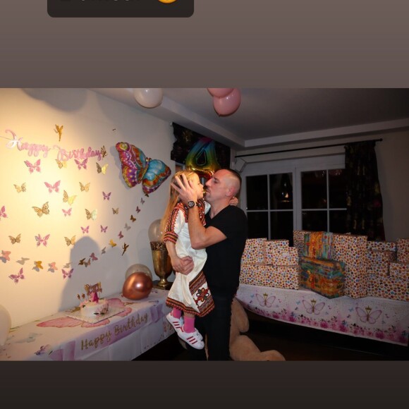 "L'amour" peut-on lire sur le cliché où il porte sa fille dans ses bras le jour de son anniversaire
 
Franck Ribéry et sa fille, Keltoum