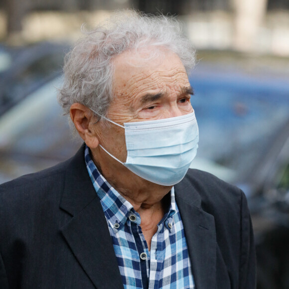 "Pauvre Paris devenu si cracra, On sait bien qui t'a fait ça, c'est les crânes de piaf dégourdis qui bouffent des graines à la mairie", ajoute le chanteur de 88 ans, critiquant également la pollution ainsi que les pistes cyclables, bien qu'il soit à vélo dans le clip.
Exclusif - Pierre Perret - Arrivées de l'émission "Vivement Dimanche Prochain" qui sera diffusée le 17 octobre 2021 au Studio Gabriel à Paris, France, le 13 octobre 2021. © Christophe Clovis / Bestimage 